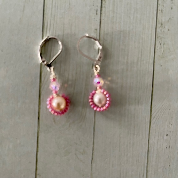Free with purchase minimalist earrings for women in pink beaded and handmade - Picture 2 of 6